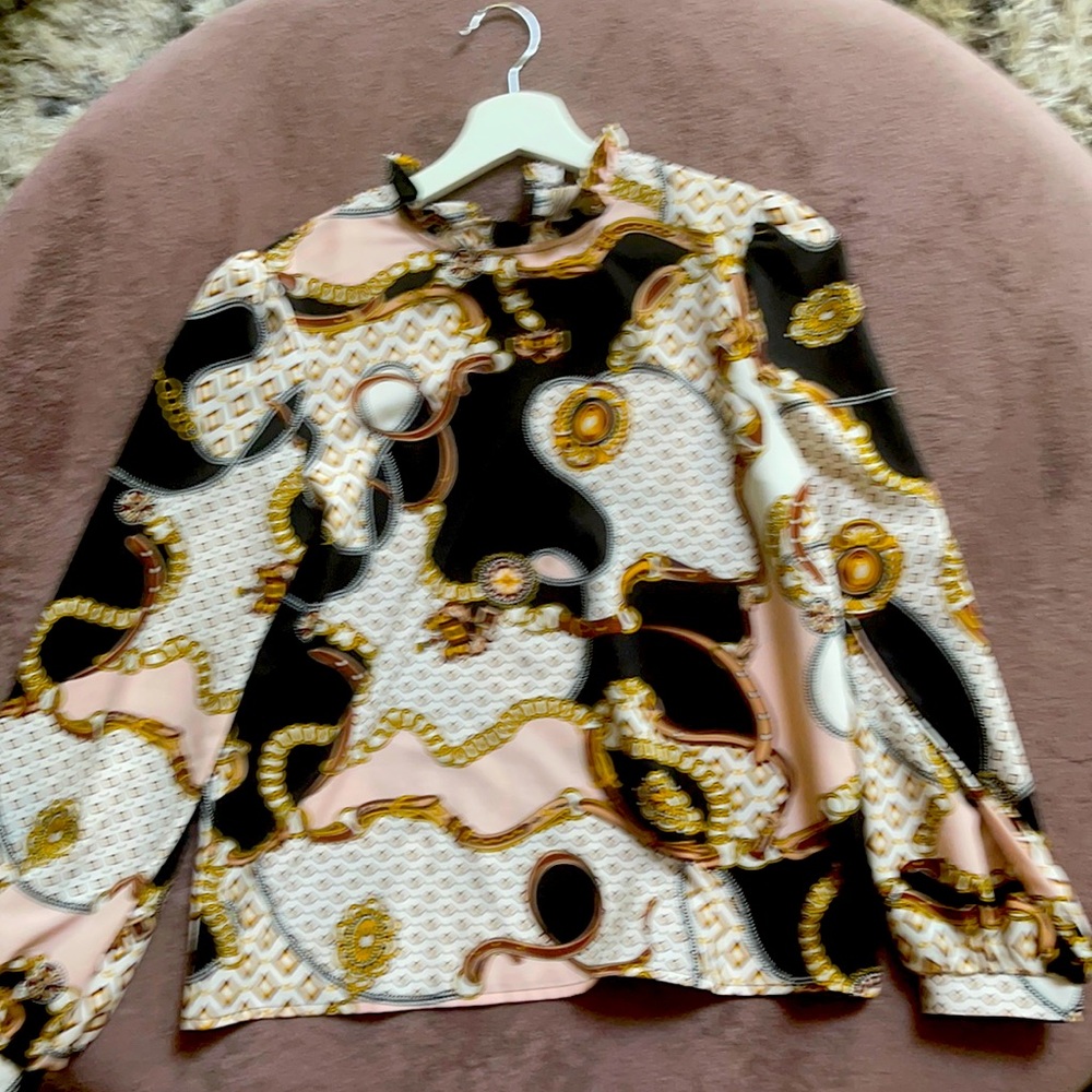 The WHITE IRIS BOUTIQUE BLOUSE